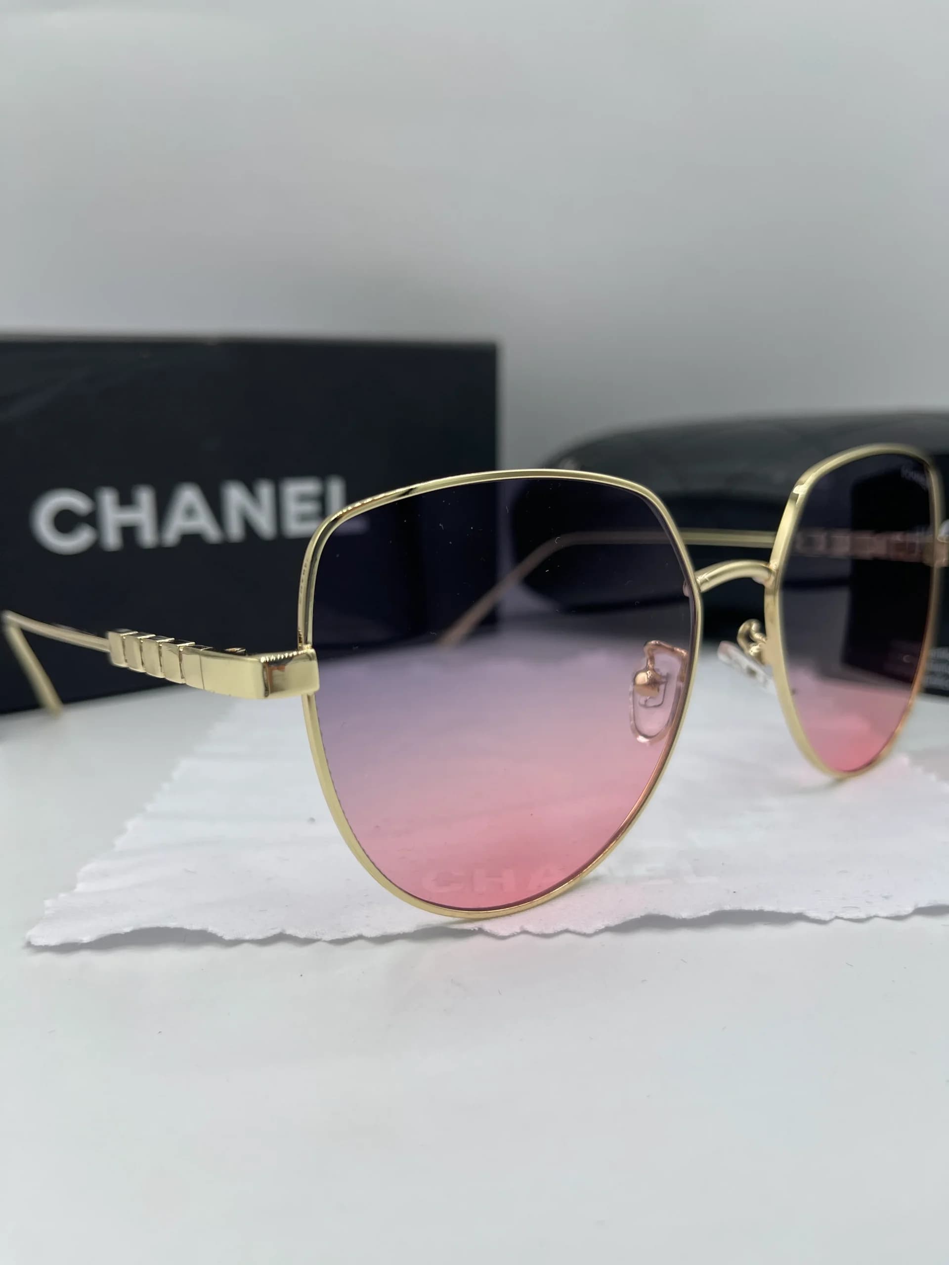 عینک آفتابی زنانه شنل (Chanel) فریم فلزی چندضلعی با دسته طرح مکعبی — تصویر ۱۲
