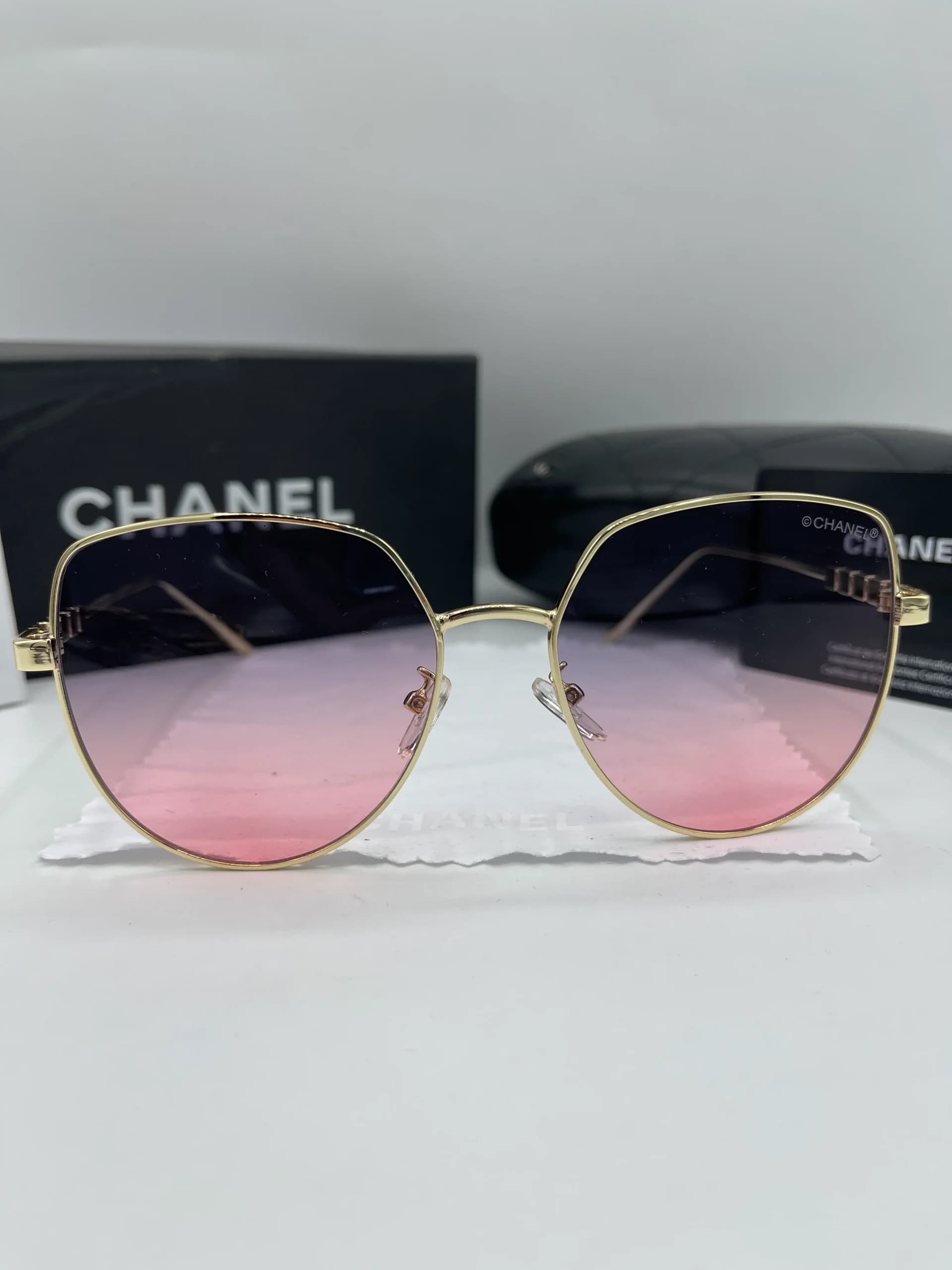 عینک آفتابی زنانه شنل (Chanel) فریم فلزی چندضلعی با دسته طرح مکعبی — تصویر ۱۱