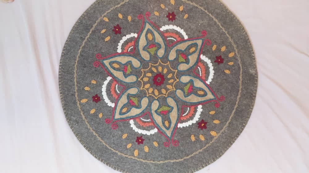 نمد دایره خاکستری گلدوزی کد 10812