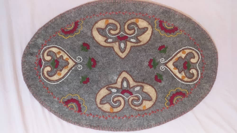 نمد بیضی خاکستری گلدوزی کد 10813