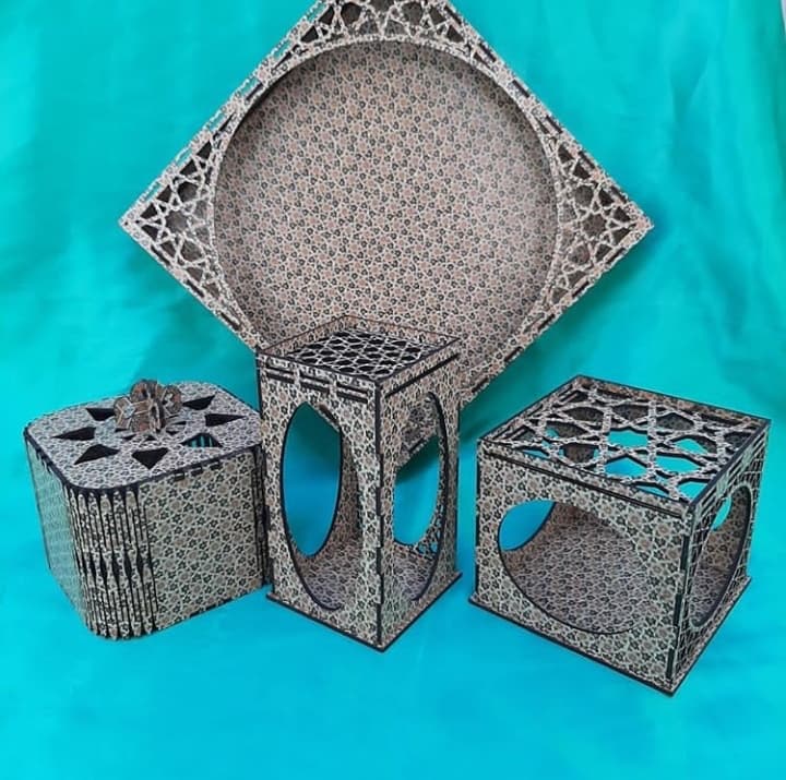 بشقاب نقطه کوبی سفالی طرح طاووس کد 10785 — تصویر ۳