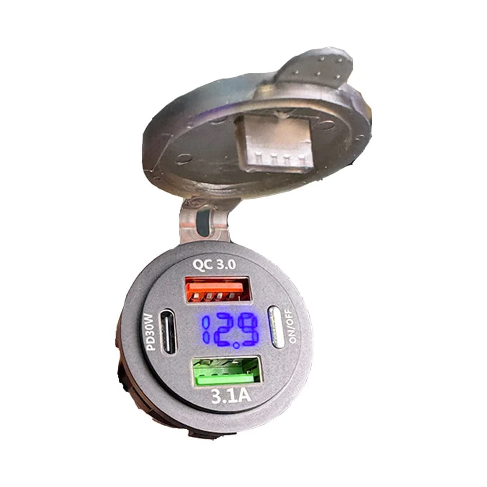 شارژر پنلی خودرو 3 پورت USB فست شارژ کلیددار دارای نمایشگر آبی | 2 پورت Type-A و 1 پورت Type-C