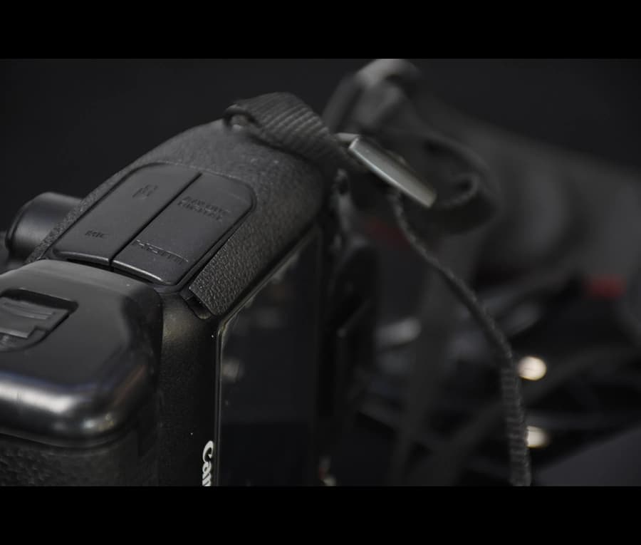 دوربین Canon 6D بدنه به همراه باتری گریپ دست دوم — تصویر ۳
