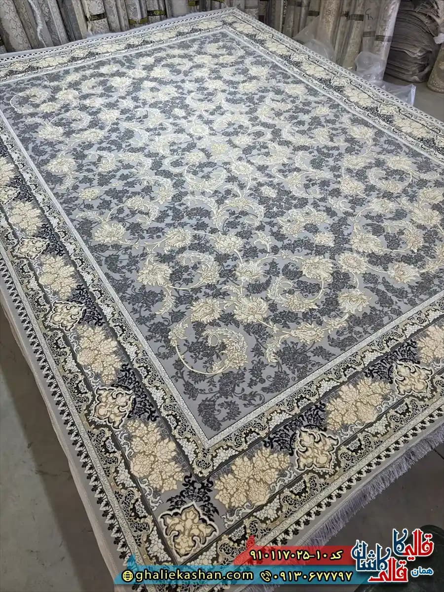 فرش ‌طلاکوب ‌700 شانه ‌طرح ‌افشان ‌ملک ‌رنگ ‌طوسی ‌نقره ای گل ‌برجسته ‌کاشان — تصویر ۲