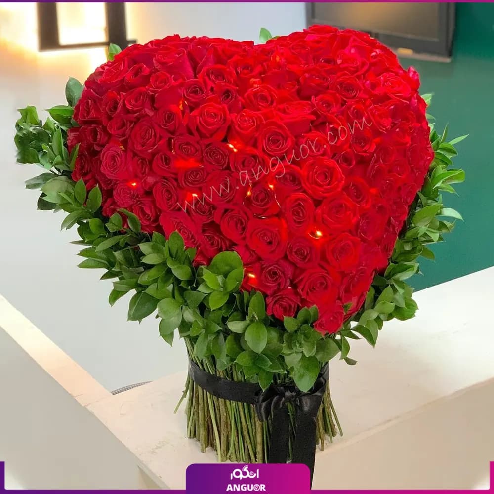 دسته گل رازهای قلب قرمز
