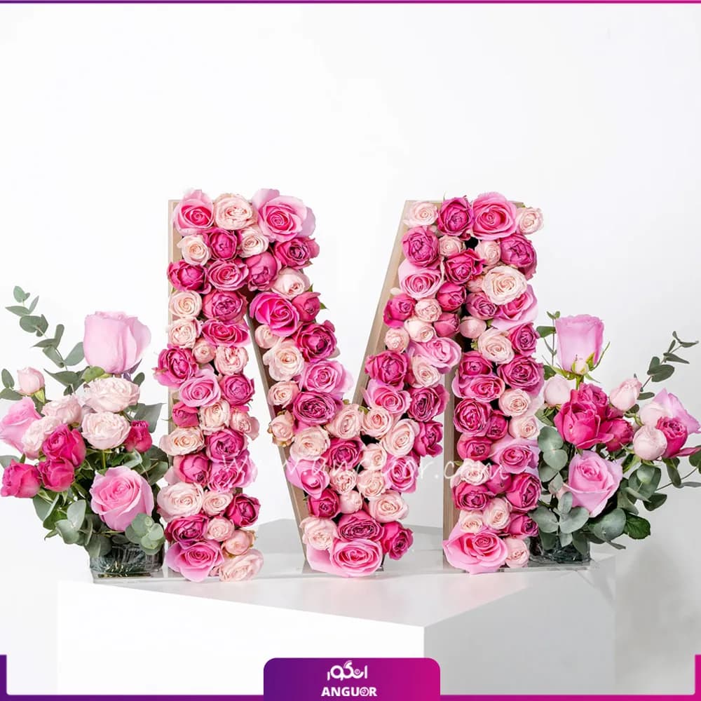 باکس گل حرف M با گل رز