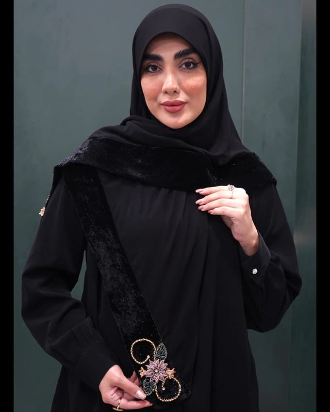 روسری حریر حاشیه مخمل اسکارلت — تصویر ۲