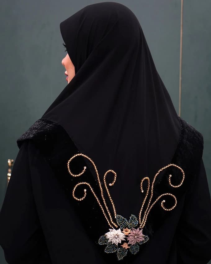 روسری حریر حاشیه مخمل اسکارلت