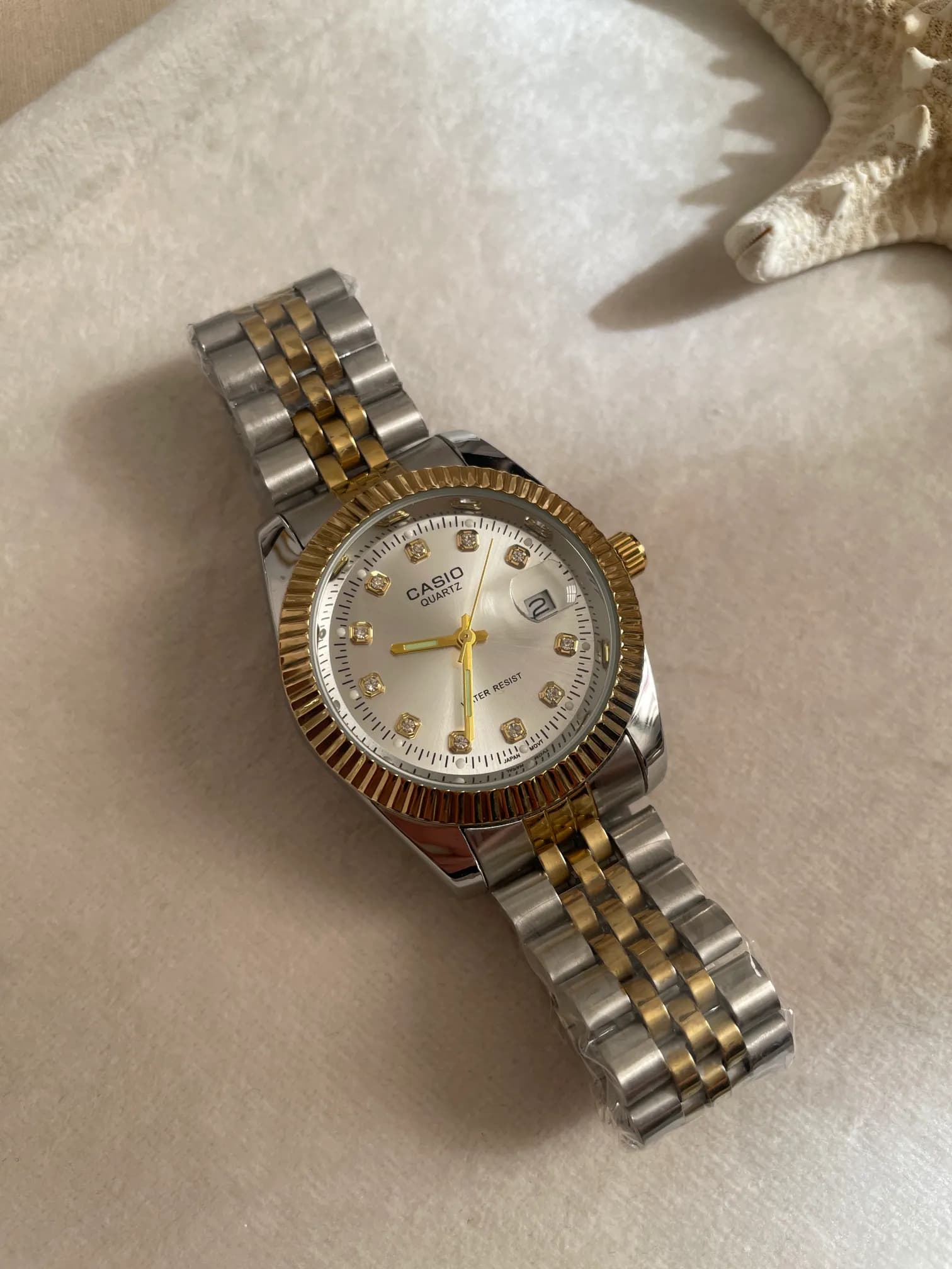 ساعت مردانه کاسیو CASIO دو رنگ طلایی نقره‌ای صفحه نقره ای نگین‌دار