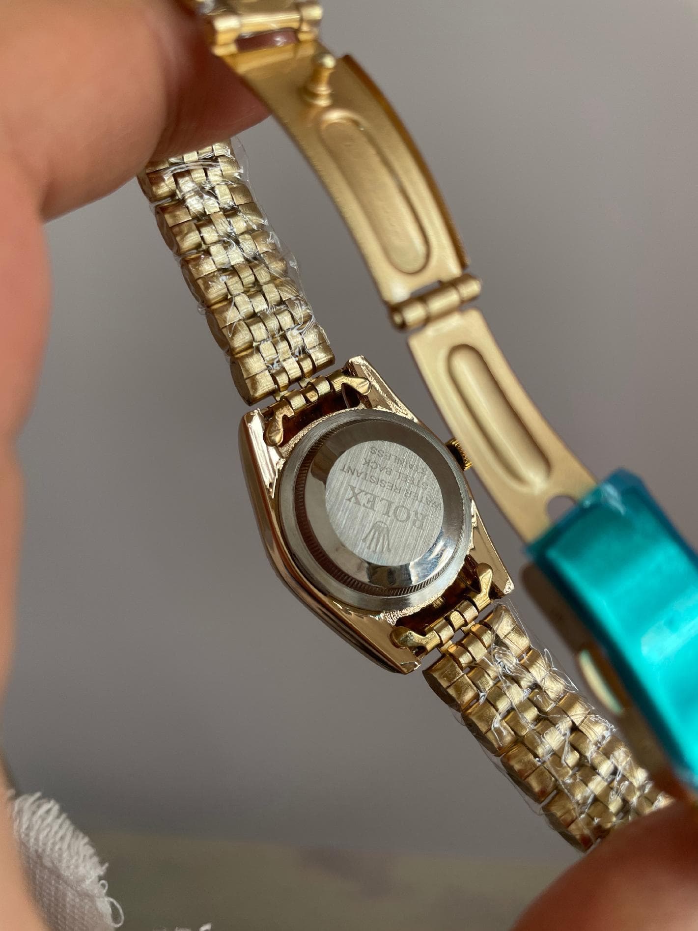 ساعت مچی زنانه رولکس طلائی مدل Datejust با صفحه صدفی نگین‌دار — تصویر ۵