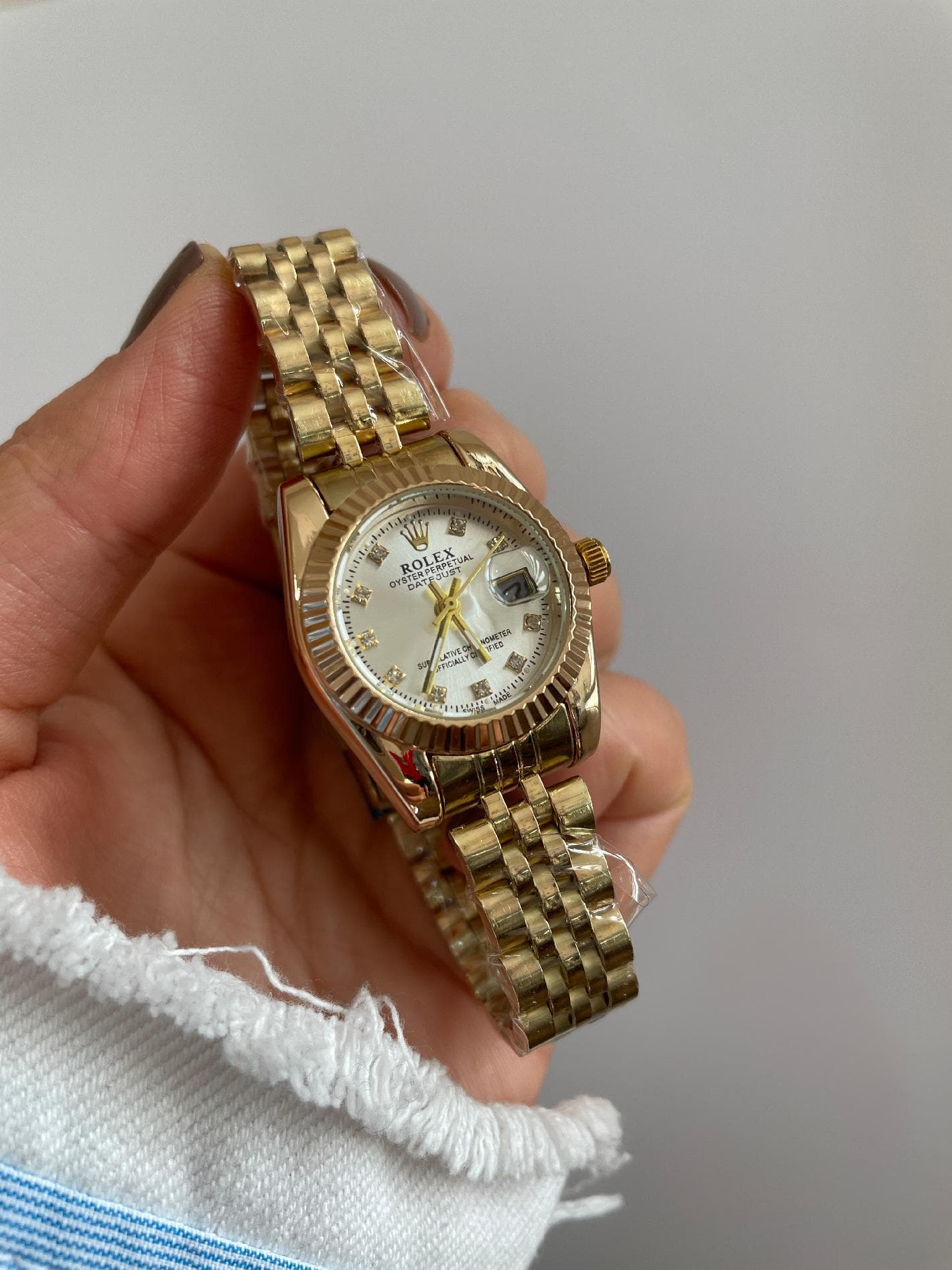 ساعت مچی زنانه رولکس طلائی مدل Datejust با صفحه صدفی نگین‌دار — تصویر ۴