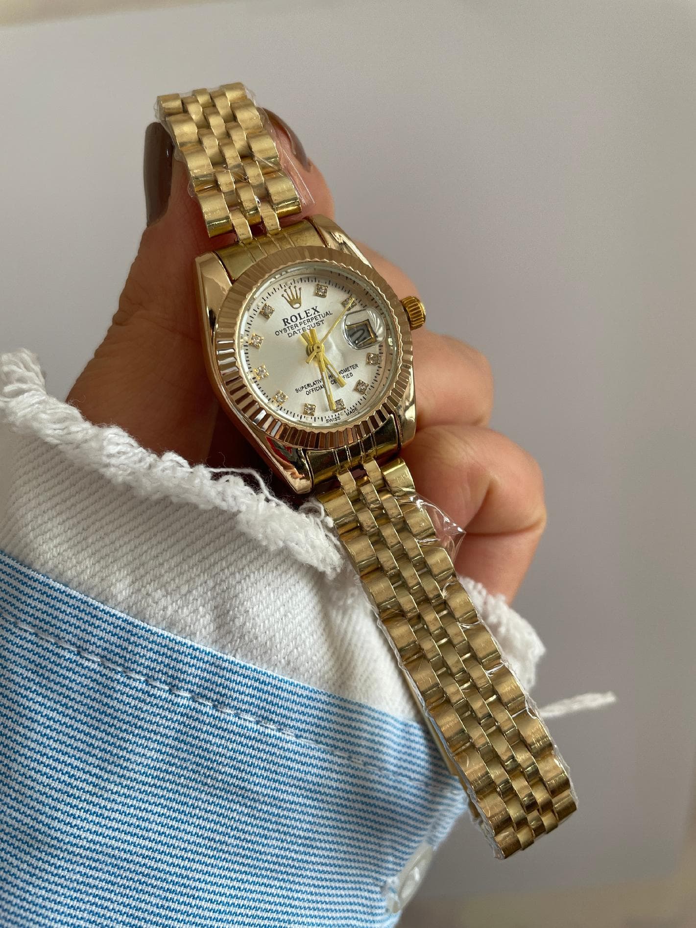 ساعت مچی زنانه رولکس طلائی مدل Datejust با صفحه صدفی نگین‌دار — تصویر ۳