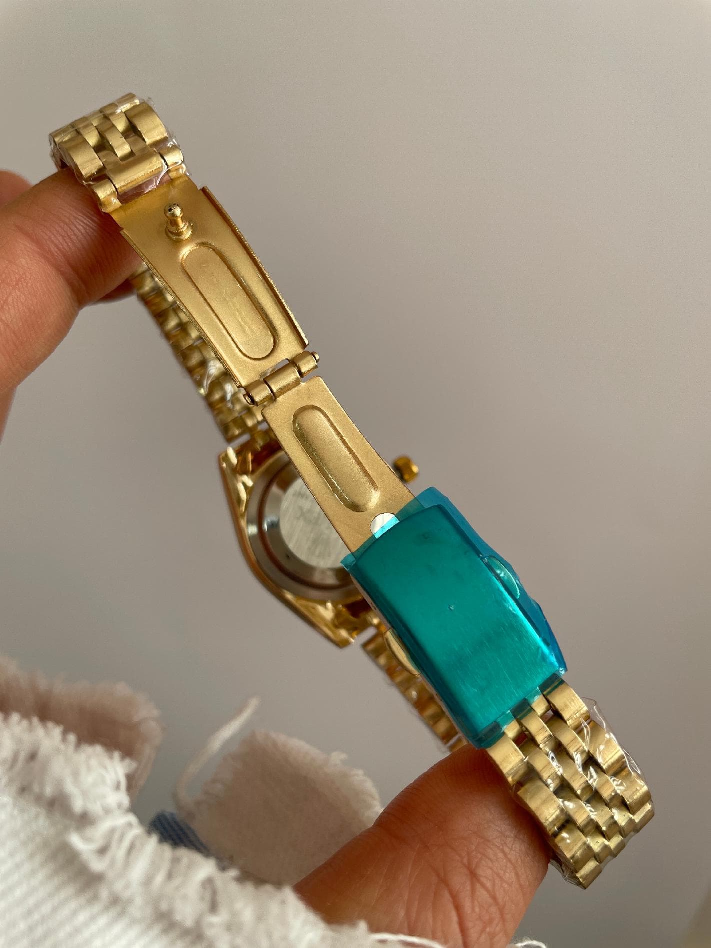 ساعت مچی زنانه رولکس طلائی مدل Datejust با صفحه صدفی نگین‌دار — تصویر ۶