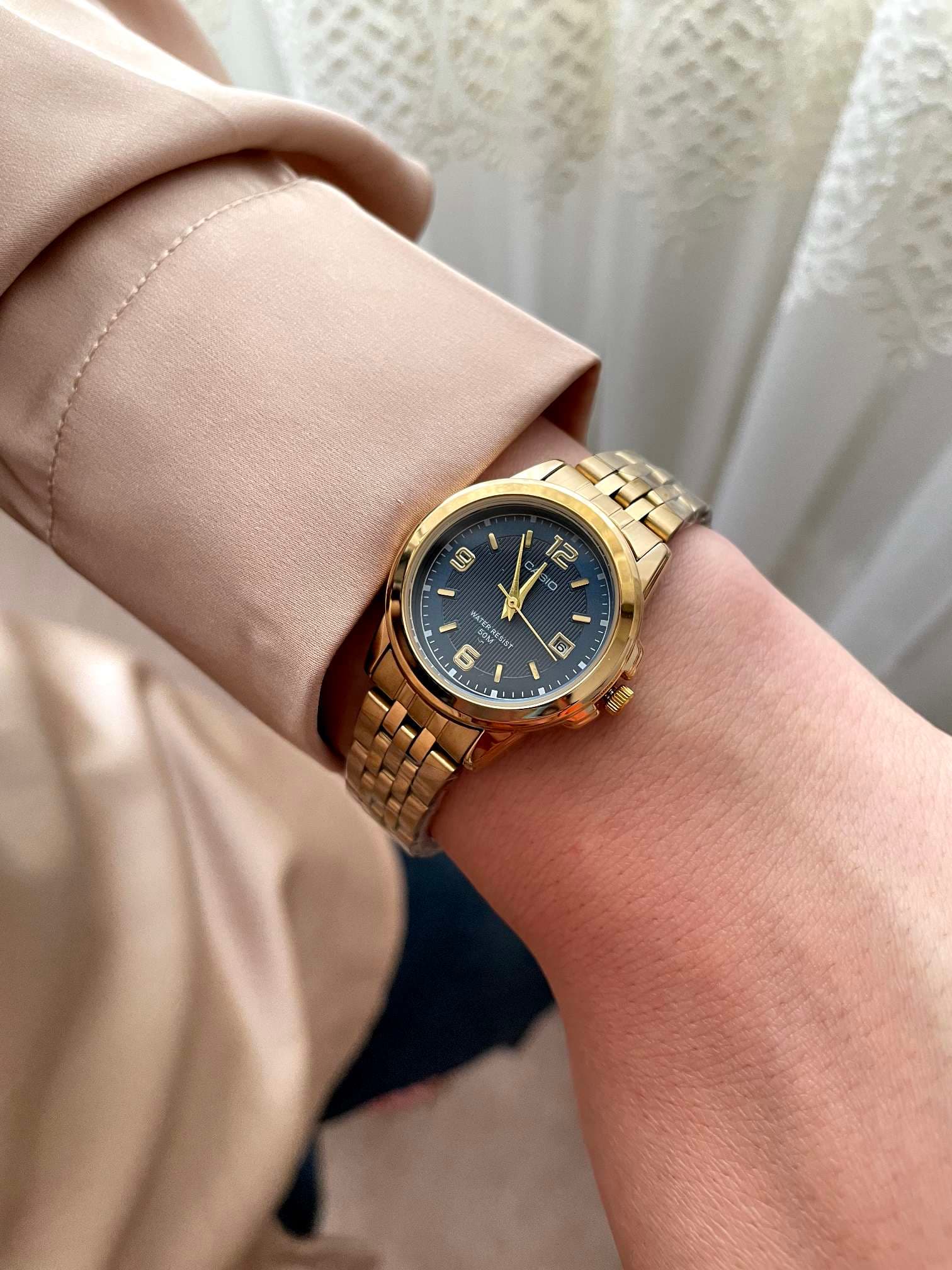 ساعت مچی زنانه Casio طلایی با صفحه آبی — تصویر ۲