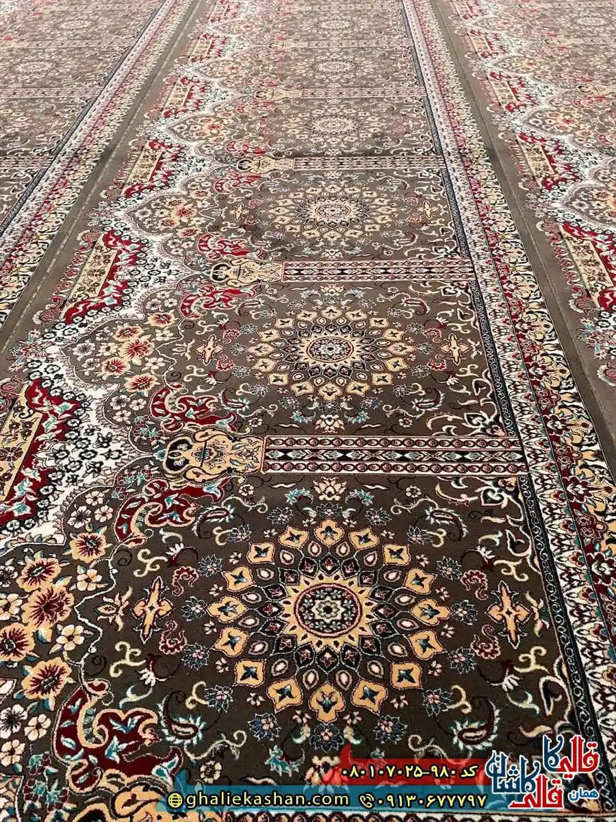 فرش مسجد و سجاده فرش نماز 700 شانه کاشان طرح کبریا رنگ قهوه ای گردویی