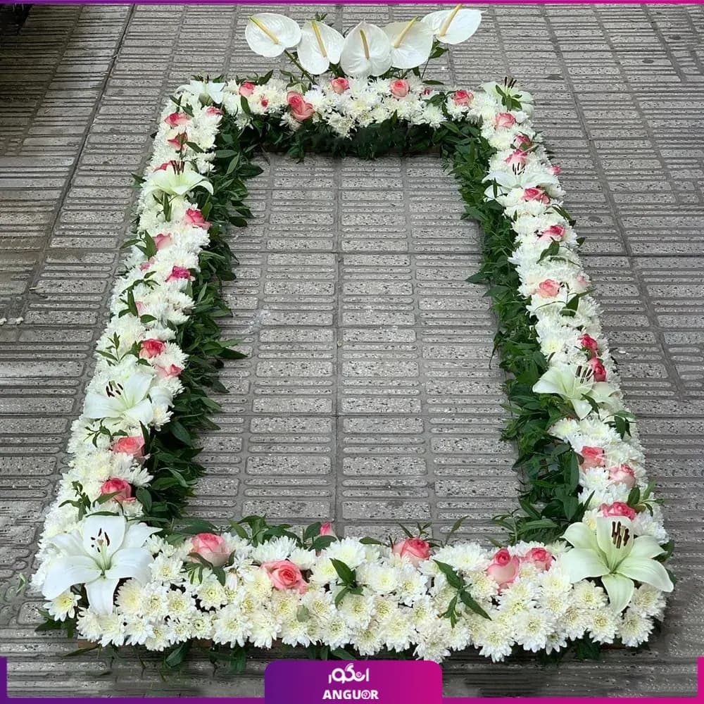 گل دور سنگ قبر اندوهگین