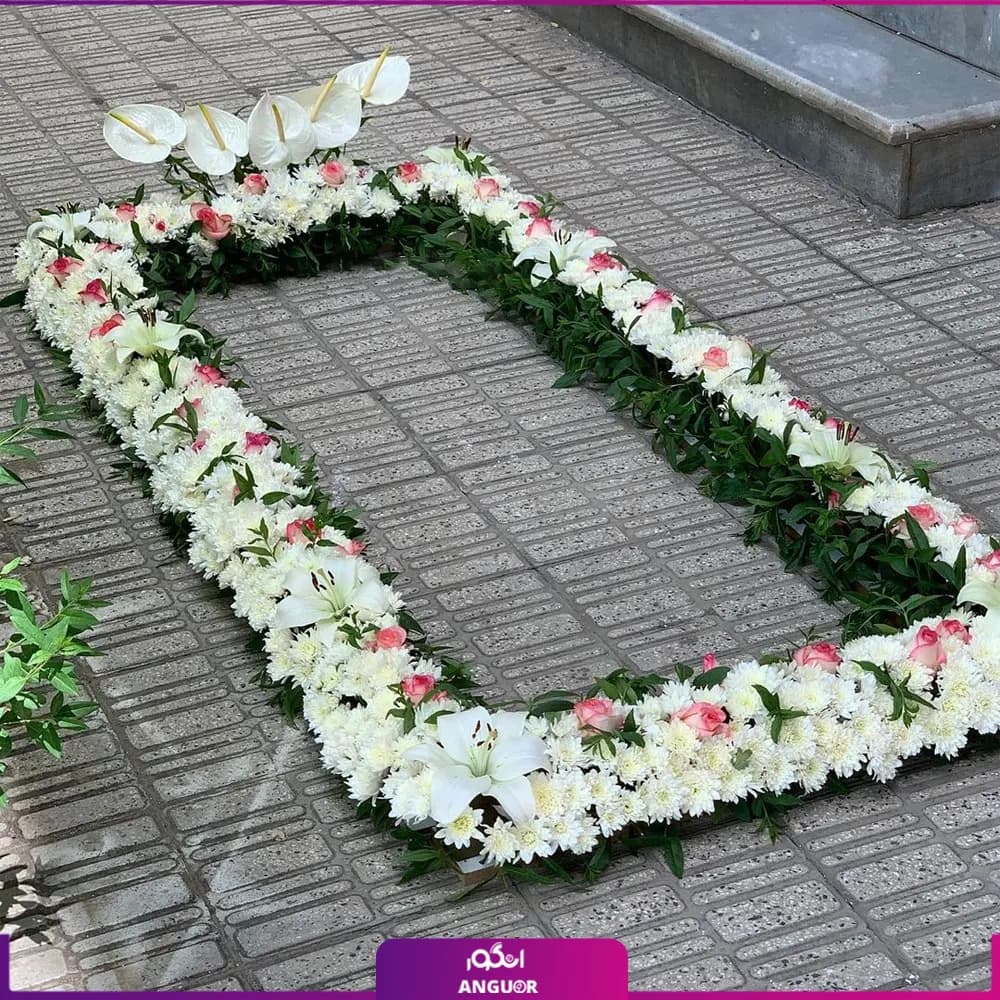 گل دور سنگ قبر اندوهگین — تصویر ۲