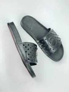 صندل اسلیپر کریستیان لوبوتین christian louboutin چرم مشکی میخ دار میخ دودی با یراق لوبوتین — تصویر ۴