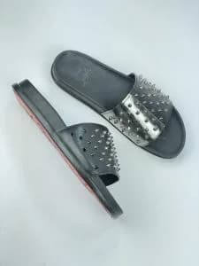 صندل اسلیپر کریستیان لوبوتین christian louboutin چرم مشکی میخ دار میخ دودی نصف اینه ای دودی — تصویر ۴