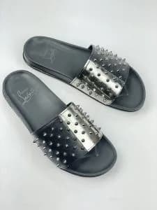 صندل اسلیپر کریستیان لوبوتین christian louboutin چرم مشکی میخ دار میخ دودی نصف اینه ای دودی