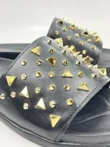 صندل اسلیپر کریستیان لوبوتین christian louboutin چرم مشکی میخ دار میخ طلایی نامنظم — تصویر ۴
