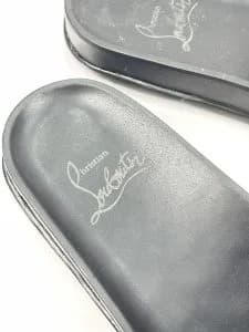 صندل اسلیپر کریستیان لوبوتین christian louboutin چرم مشکی میخ دار میخ طلایی نامنظم — تصویر ۳