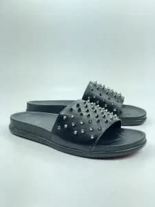 صندل اسلیپر کریستیان لوبوتین christian louboutin چرم مشکی میخ دار میخ دودی — تصویر ۳