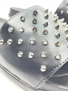 صندل اسلیپر کریستیان لوبوتین christian louboutin چرم مشکی میخ دار میخ دودی — تصویر ۲