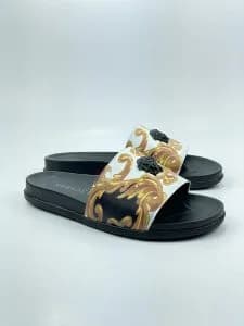 صندل اسلیپر ورساچه versace چرم چاپی طرح ورساچه با یراق برجسته سفید طلایی — تصویر ۳