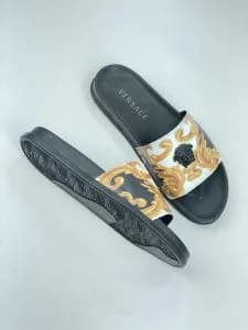 صندل اسلیپر ورساچه versace چرم چاپی طرح ورساچه با یراق برجسته سفید طلایی — تصویر ۲