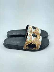 صندل اسلیپر ورساچه versace چرم چاپی طرح ورساچه با یراق برجسته سفید طلایی — تصویر ۴