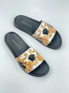صندل اسلیپر ورساچه versace چرم چاپی طرح ورساچه با یراق برجسته سفید طلایی