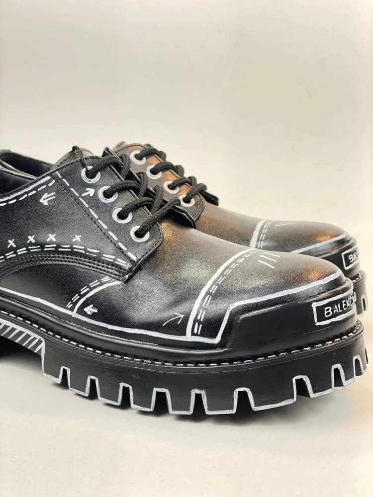 کد 2910 کفش بالنسیاگا BALENCIAGA لوفر بندی کلاسیک اسپرت رویه ساده چرم مشکی نقاشی خطی — تصویر ۳