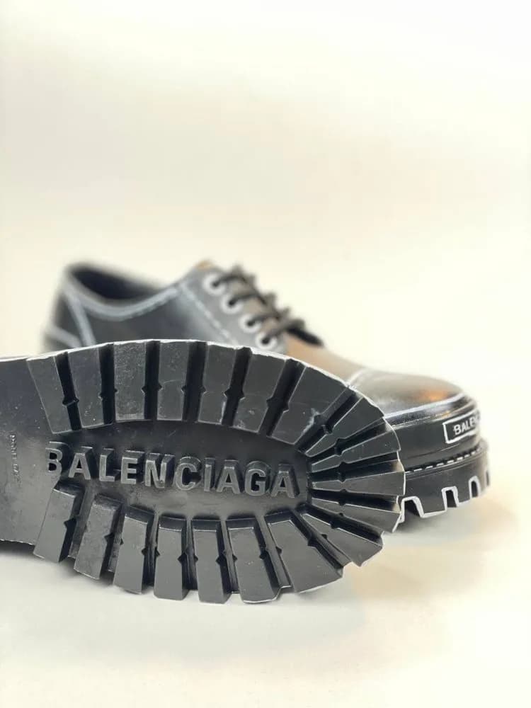 کد 2910 کفش بالنسیاگا BALENCIAGA لوفر بندی کلاسیک اسپرت رویه ساده چرم مشکی نقاشی خطی — تصویر ۴