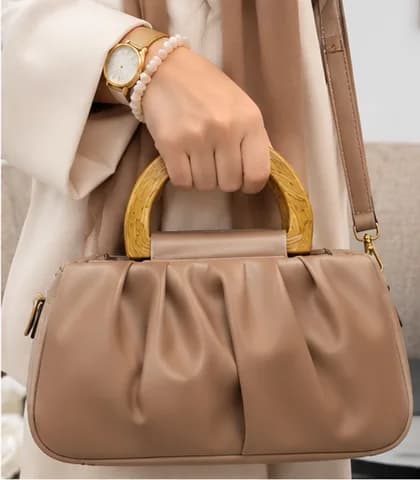 کیف دستی و دوشی زنانه چین‌دار دسته چوبی نسکافه‌ای