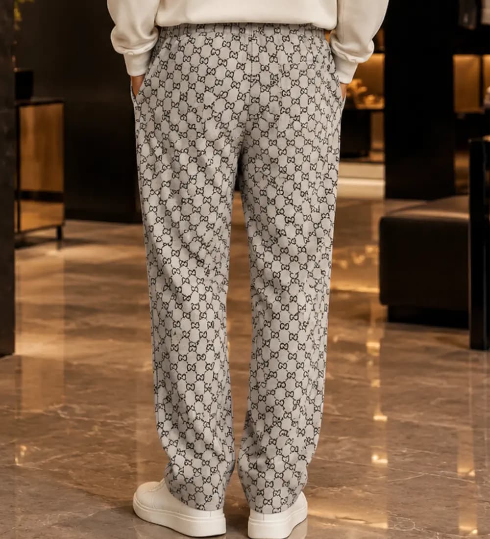 شلوار مردانه پارچه چاپی زمستانی رنگ طوسی کمرنگ گوچی gucci — تصویر ۲