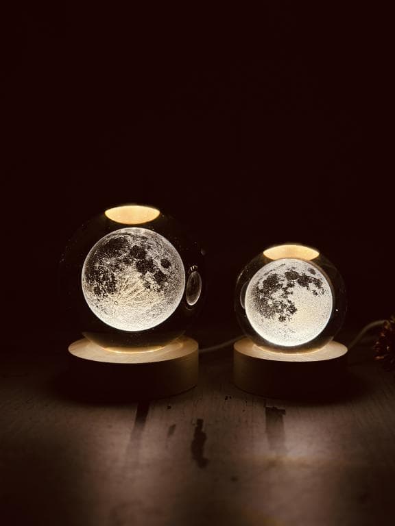 گوی کریستالی پایه چوبی چراغ دار کد 2075 — تصویر ۳