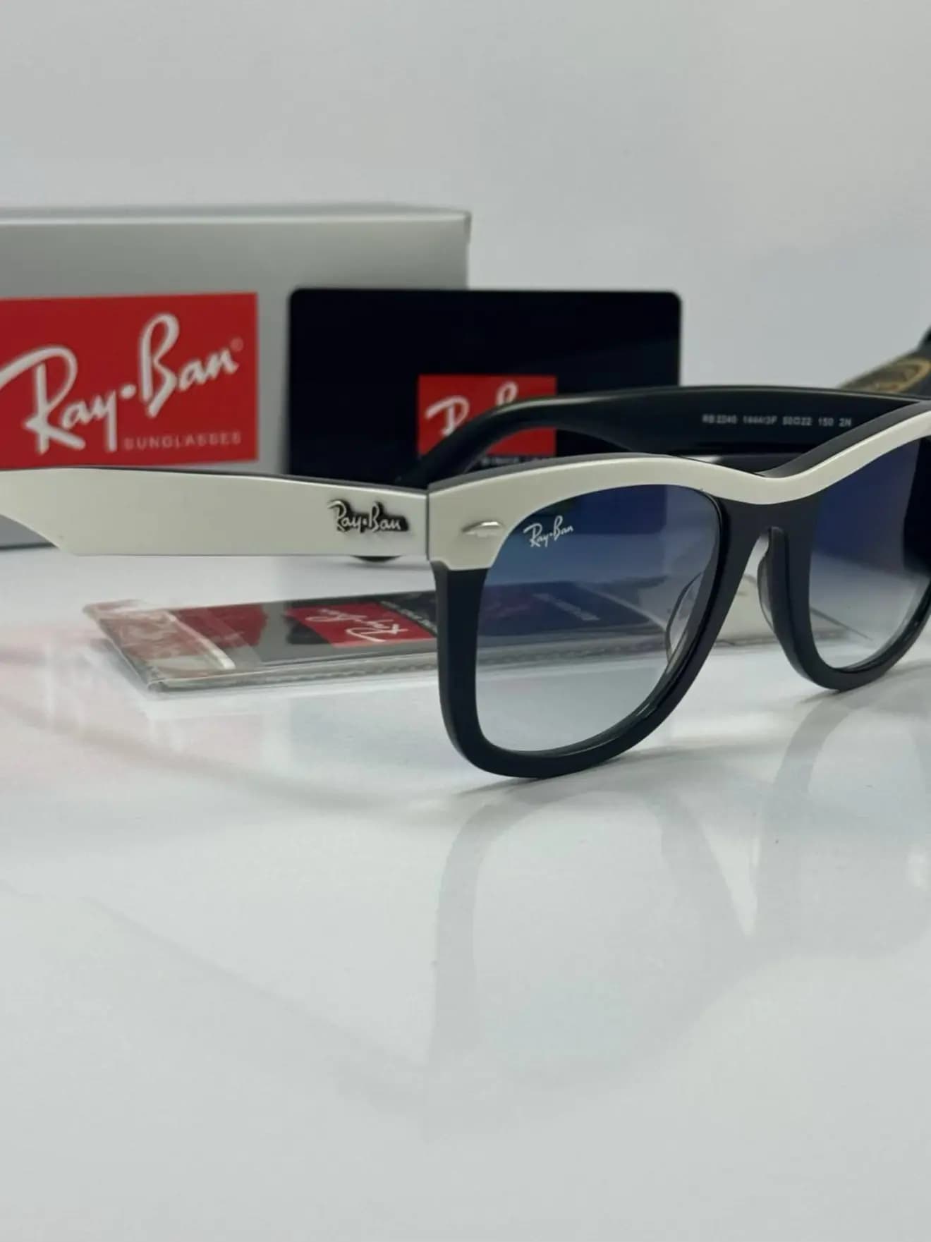 عینک ریبن مشکی سفید rb-2240 — تصویر ۴
