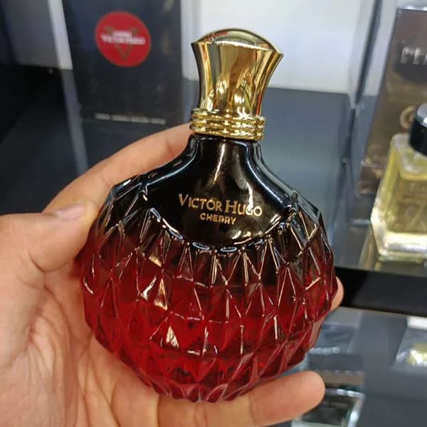 ادو پرفیوم زنانه ویکتور هوگو مدل چری CHERRY حجم 100 میل — تصویر ۳