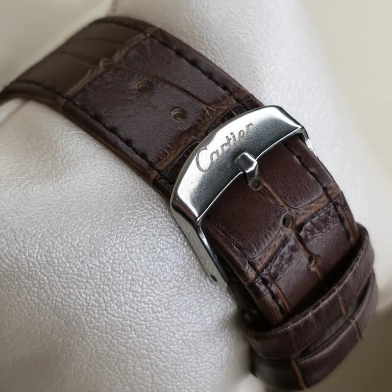 ساعت مچی مردانه کارتیر سانتوس Cartier santos نقره ای بند چرم — تصویر ۸