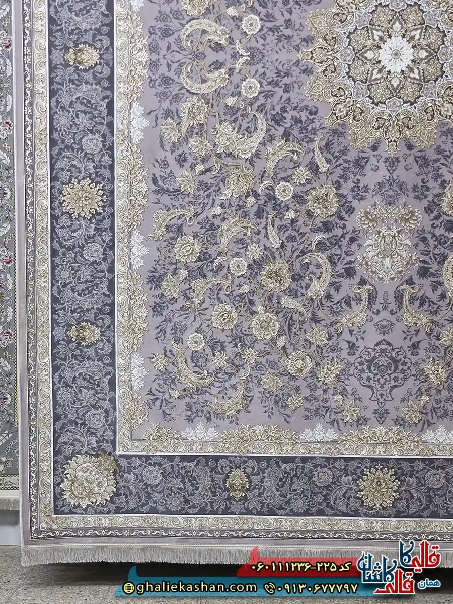 فرش طلاکوب 1200 شانه طرح پرستش رنگ طوسی یاسی گل برجسته کاشان — تصویر ۳