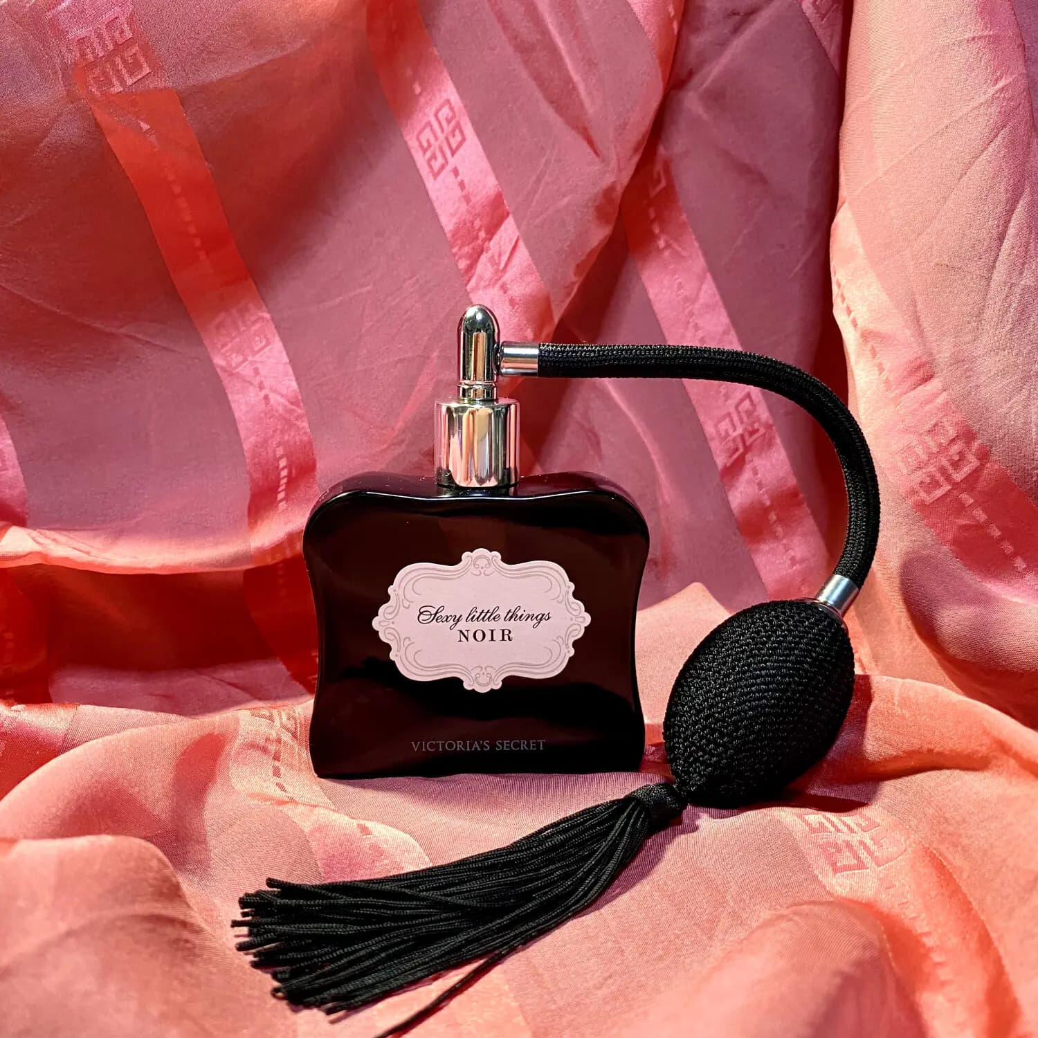 عطر ادکلن ویکتوریا سکرت سکسی لیتل تینگز نویر اصل | Victoria s Secret Sexy Little Things Noir — تصویر ۴