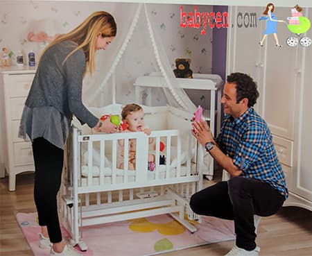 تخت کنار مادر گهواره شو چوبی چیپولینو سایز 95 در 55 سانت رنگ سفید با درب اسانسوری و تنظیم ارتفاع و سرویس خواب کامل chipolino next to me — تصویر ۲