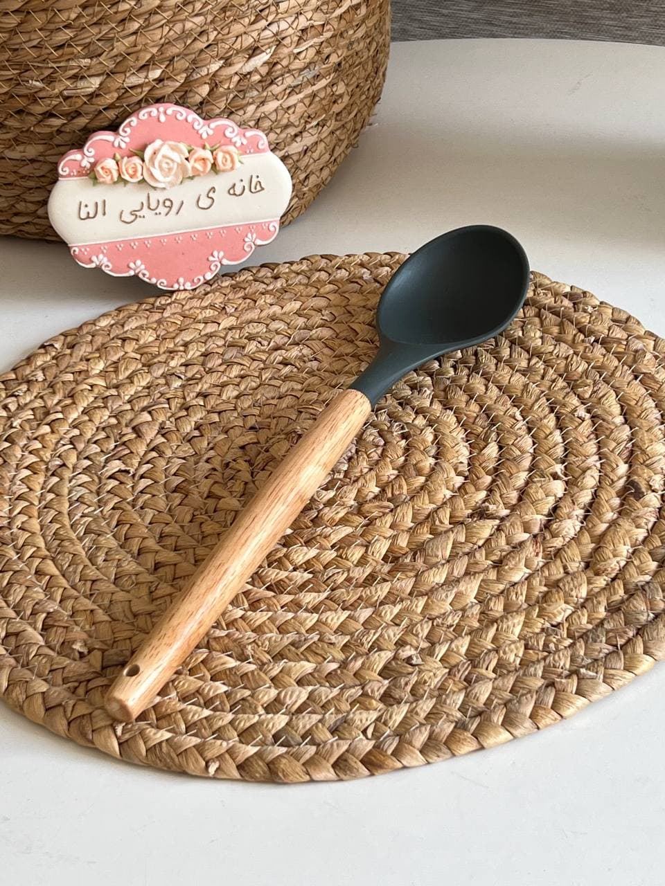 کفگیر ملاقه سیلیکونی دسته چوبی- رنگ طوسی — تصویر ۶