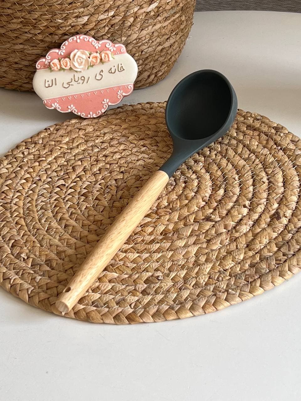 کفگیر ملاقه سیلیکونی دسته چوبی- رنگ طوسی — تصویر ۷