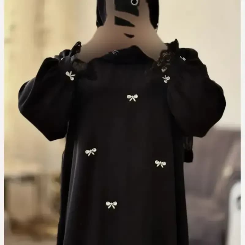 عبای جواهر دوزی مشکی با پنل پاپیونی و آستین پفدار دانتل دار — تصویر ۲