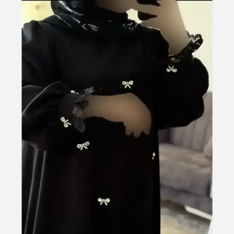 عبای جواهر دوزی مشکی با پنل پاپیونی و آستین پفدار دانتل دار — تصویر ۳