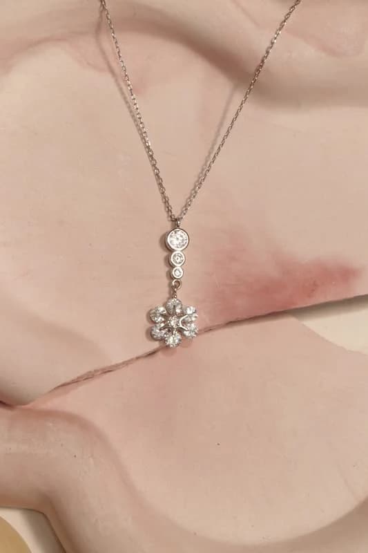 گردنبند نقره زنانه طرح گل سه نگین — تصویر ۳