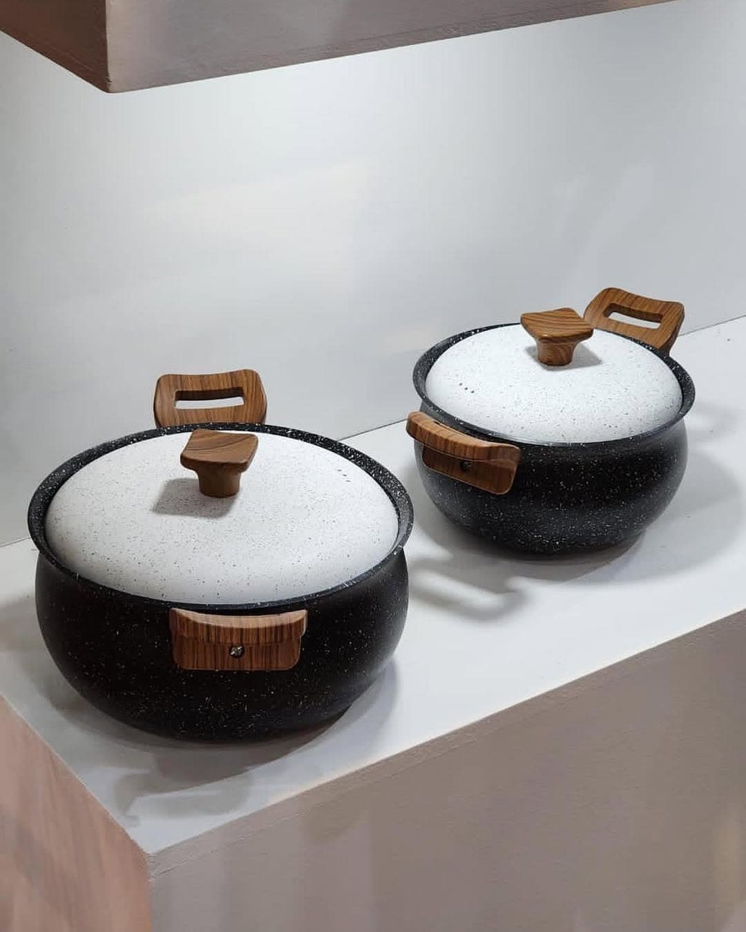 قابلمه چدن گرانیتی هاناتک ونیز سایز 36 مشکی — تصویر ۲