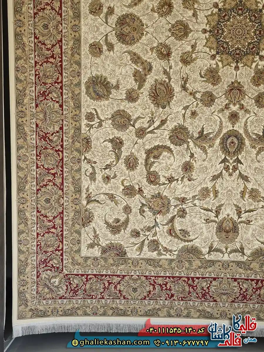فرش کلاسیک 1500 شانه طرح افشان شاه نشین رنگ سفید کرم حاشیه لاکی گل برجسته کاشان — تصویر ۳